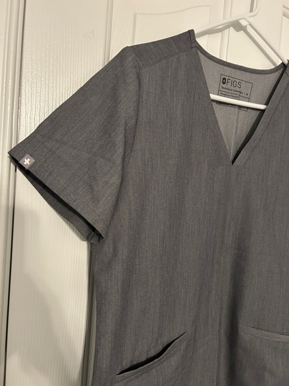 FIGS Technical Collection Scrub Top – Women’s Medium, Excellent Condition - Picture 14 of 14